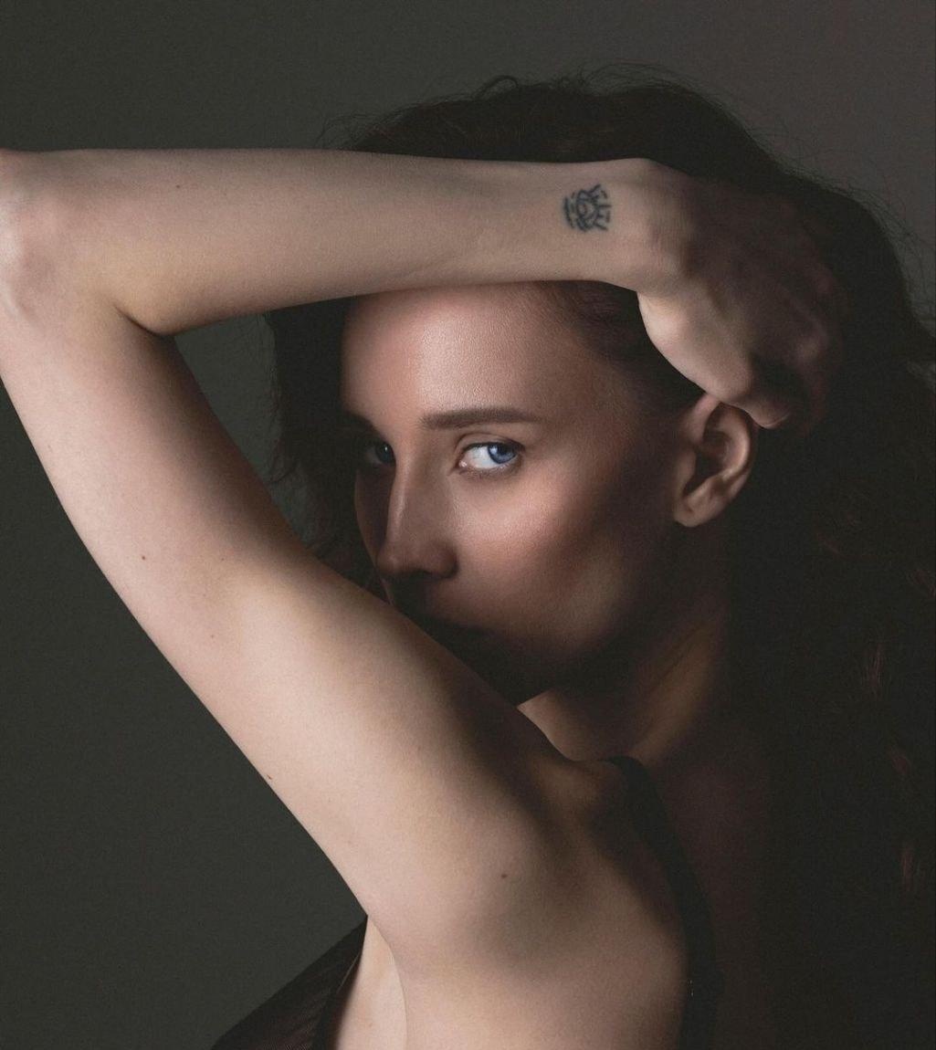 Александра привлекальеная девушка из Ровеньков цена от 10000 руб